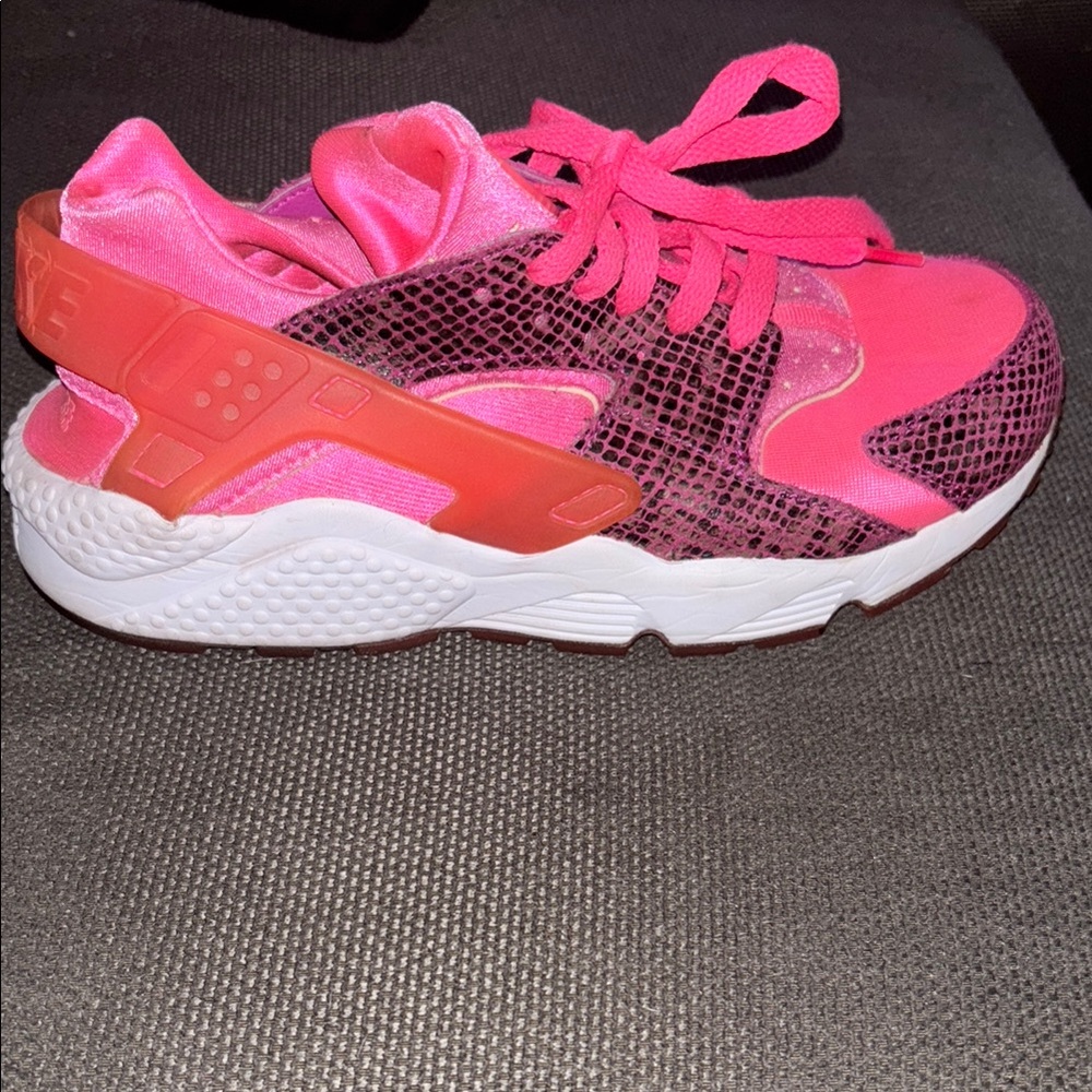 Custom Nike Huarache “Boss Bee”